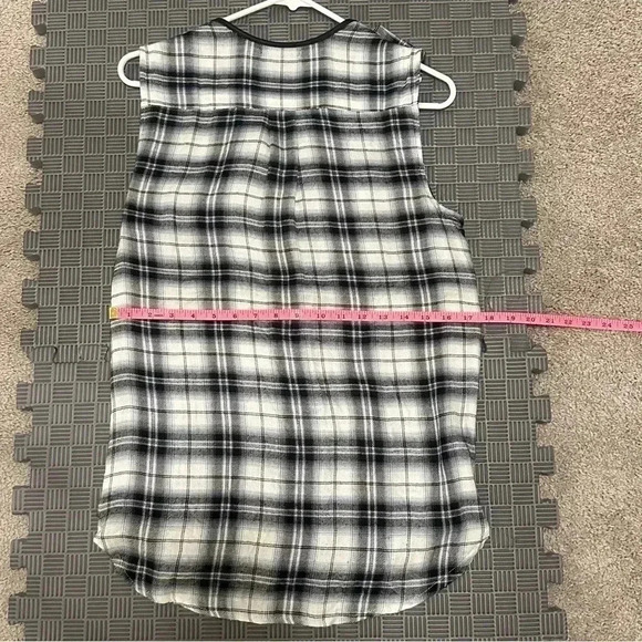 STOOSH Sleeveless Button Down Top (Colors- Black, White & Blue) - Picture 14 of 15